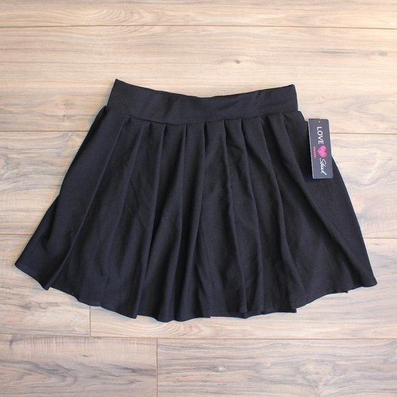 NWT LOVE Streak Black Pleated Short Skirt - Picture 1 of 3